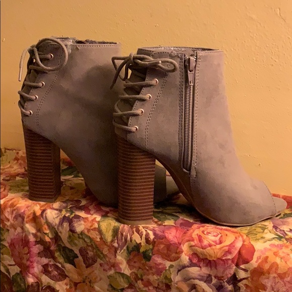 Heels - Picture 2 of 3